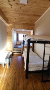 Kharkhorin hostel客房内的一张或多张床位