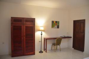 a room with a desk and a lamp and a chair at AMIGOS BUNGALOWS GILI MENO in Gili Meno