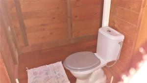 Ванная комната в Mara'ai le spot Tubuai Ch Double piscine salle d'eau et WC privée