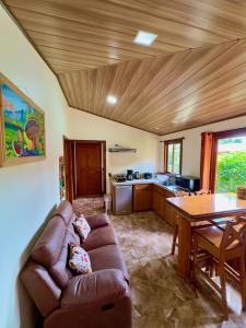 a living room with a couch and a wooden ceiling at Cabina monteverde Soan de Montaña in Monteverde Costa Rica
