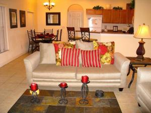 Una sala de estar con un sofá y una cocina. en Family Disney Home, Pool, Spa, in Gated Resort -126, en Orlando