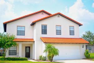 una casa blanca con un techo naranja en Family Disney Home, Pool, Spa, in Gated Resort -126, en Orlando