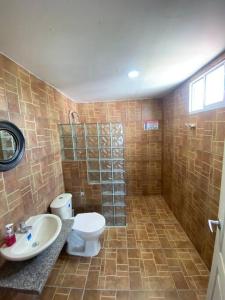 een badkamer met een toilet en een wastafel bij Cabaña con piscina y Cerca al mar VILLA CONEJO in Juan de Acosta