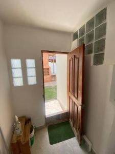 een open deur in een kamer met een kamer met een raam bij Cabaña con piscina y Cerca al mar VILLA CONEJO in Juan de Acosta