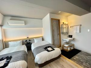 Un pat sau paturi într-o cameră la Fukuyama Royal Hotel