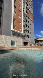 Swimmingpoolen hos eller tæt på Apartamento vista para o mar