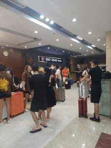 ダナンにあるDo Hai Hotelの空港で荷物を待つ人々