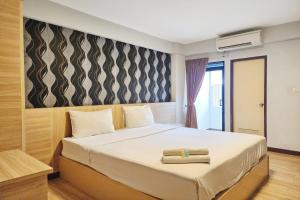 ein Schlafzimmer mit einem Bett, auf dem ein Handtuch liegt in der Unterkunft Station 203 Hotel in Bangkok + 52 Fotos
