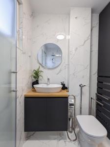 La salle de bains est pourvue d'un lavabo et de toilettes. dans l'établissement Apartment Exclusive - Self check In, à Osijek