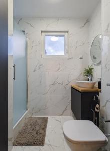 uma casa de banho com um WC e um lavatório em Apartment Exclusive - Self check In em Osijek