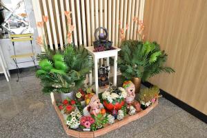 eine Ausstellung von Blumen und Pflanzen in einem Raum in der Unterkunft Station 203 Hotel in Bangkok
