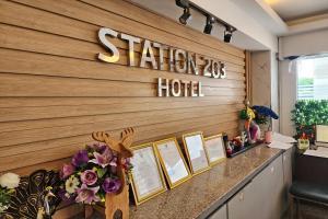 Die Lobby eines Shanghaier Hotels mit einem Schild an der Wand in der Unterkunft Station 203 Hotel in Bangkok