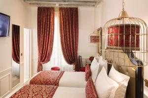 1 dormitorio con cama y jaula para aves en Académie Hôtel Saint Germain en París