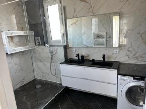 Ένα μπάνιο στο Appartement de charme sur les toits de Boulogne ! +13 φωτογραφίες