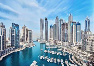 Greatest location Dubai في دبي: اطلالة على مدينة بها قوارب في الماء