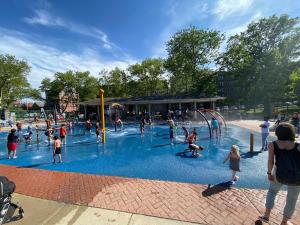 un groupe de personnes jouant dans un parc aquatique dans l'établissement Charming and cozy apartment in New Jersey close to all the fun 10 minutes to NYC, à West New York