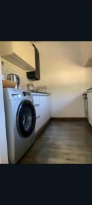 a washing machine in the corner of a kitchen at Conteiner en Comdoro Py 