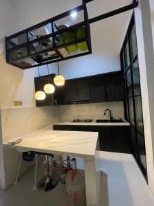 Köök või kööginurk majutusasutuses seVilla Guest House Pasuruan