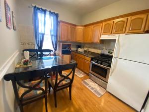 מטבח או מטבחון ב-Charming and cozy apartment in New Jersey close to all the fun 10 minutes to NYC