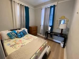 מיטה או מיטות בחדר ב-Charming and cozy apartment in New Jersey close to all the fun 10 minutes to NYC