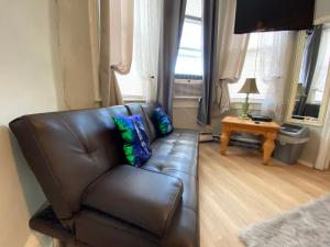 אזור ישיבה ב-Charming and cozy apartment in New Jersey close to all the fun 10 minutes to NYC