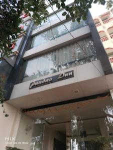 un edificio con un cartello sulla parte anteriore di Hotel Pandav,Pachmarhi a Pachmarhī