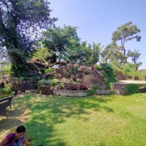 Κήπος έξω από το Hotel Pandav,Pachmarhi