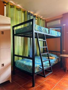 Palanda nebo palandy na pokoji v ubytování Sandy Toes Hostel