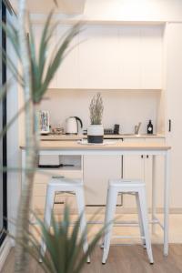 A kitchen or kitchenette at PRIME SPOT: Modern Studio+Balcony Darling Harbour