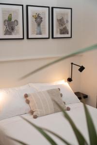Ένα ή περισσότερα κρεβάτια σε δωμάτιο στο PRIME SPOT: Modern Studio+Balcony Darling Harbour