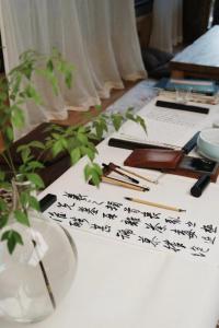 una mesa blanca con escritura en ella con un portátil en Hantang Inn Hostel Xi'an, en Xi'an
