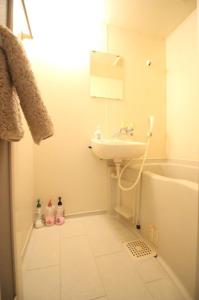 W łazience znajduje się umywalka, toaleta i wanna. w obiekcie Frere Shichijo w mieście Kioto