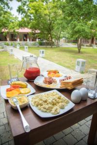 uma mesa de madeira com pratos de comida em Yala Chalets by Lalan Leisure em Kirinda