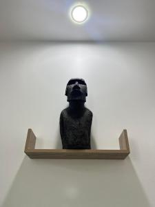 a statue sitting on a shelf in a wall at Serenity Lodge Tahiti Fare Haumana in Outu Maoro