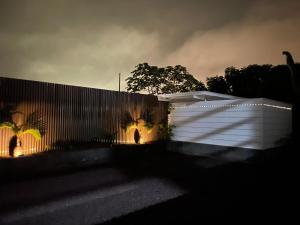 a white fence in front of a building at Serenity Lodge Tahiti Fare Haumana in Outu Maoro