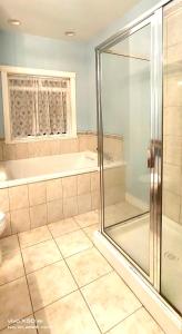 Das Bad ist mit einer Dusche und einer Badewanne ausgestattet. in der Unterkunft Angel 3 in Victoria