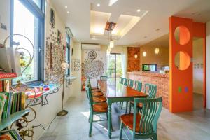 a dining room with a table and chairs at Yilan My House Homestay B&B in Dayin