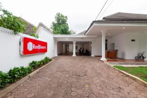 Certificato, attestato, insegna o altro documento esposto da RedDoorz @ Kemang Dalam