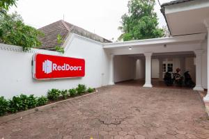 Certificato, attestato, insegna o altro documento esposto da RedDoorz @ Kemang Dalam