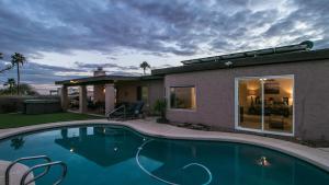 Bazén v ubytování Sunset Views from this Hilltop Fountain Hills Gem nebo v jeho okolí