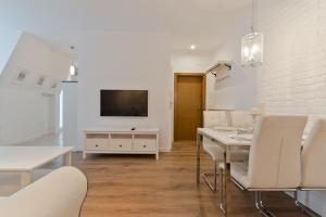 Televízia a/alebo spoločenská miestnosť v ubytovaní Imperial Apartments - Molo