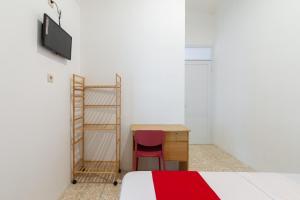 Letto o letti in una camera di RedDoorz @ Kemang Dalam