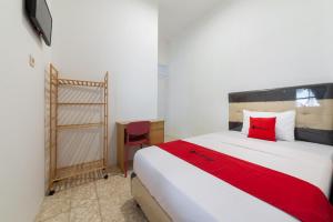 Letto o letti in una camera di RedDoorz @ Kemang Dalam