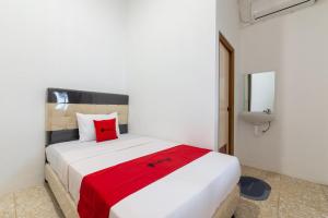 Letto o letti in una camera di RedDoorz @ Kemang Dalam