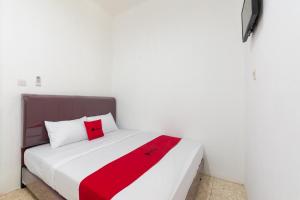 Letto o letti in una camera di RedDoorz @ Kemang Dalam