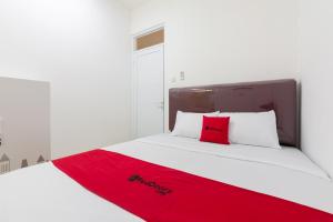 Letto o letti in una camera di RedDoorz @ Kemang Dalam