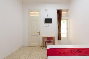 Letto o letti in una camera di RedDoorz @ Kemang Dalam