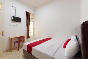 Letto o letti in una camera di RedDoorz @ Kemang Dalam