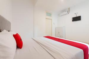 Letto o letti in una camera di RedDoorz @ Kemang Dalam