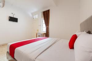 Letto o letti in una camera di RedDoorz @ Kemang Dalam